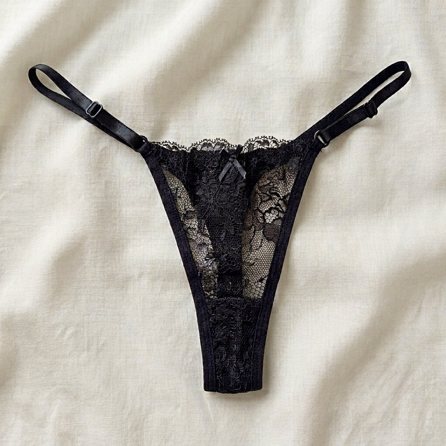 Tanga de encaje floral negro con tirantes graduables — Aurora Femme