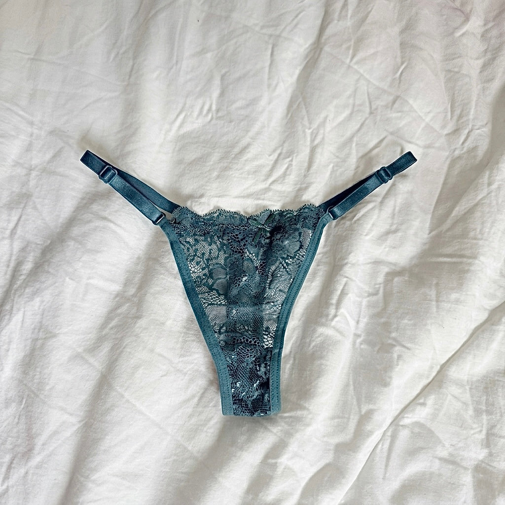 Tanga de encaje floral color azul océano profundo con tirantes graduables — Aurora Femme