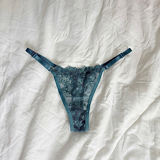 Tanga de encaje floral color azul océano profundo con tirantes graduables — Aurora Femme
