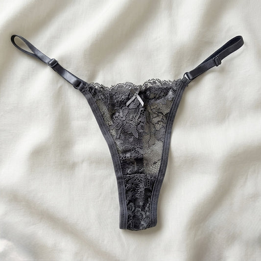 Tanga de encaje floral color gris tormenta con tirantes graduables — Aurora Femme