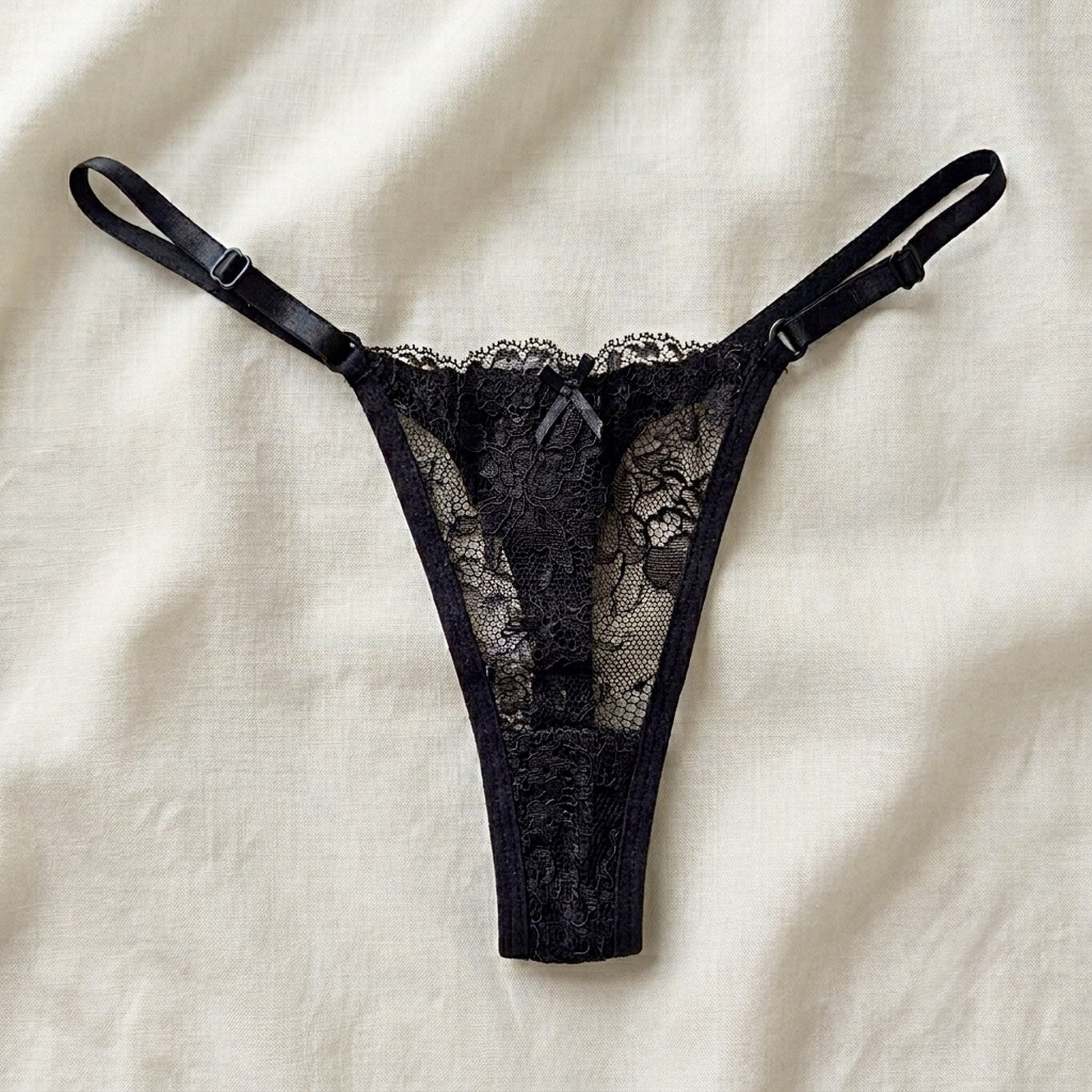 Tanga de encaje floral negro con tirantes graduables — Aurora Femme